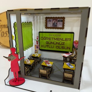 Dekoratif Öğretmenler Günü Hediyesi – El Yapımı Ahşap Sınıf Maketi