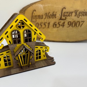 Ahşap Ev Tasarımlı Mumluk – Dekoratif Masaüstü Işıklandırma